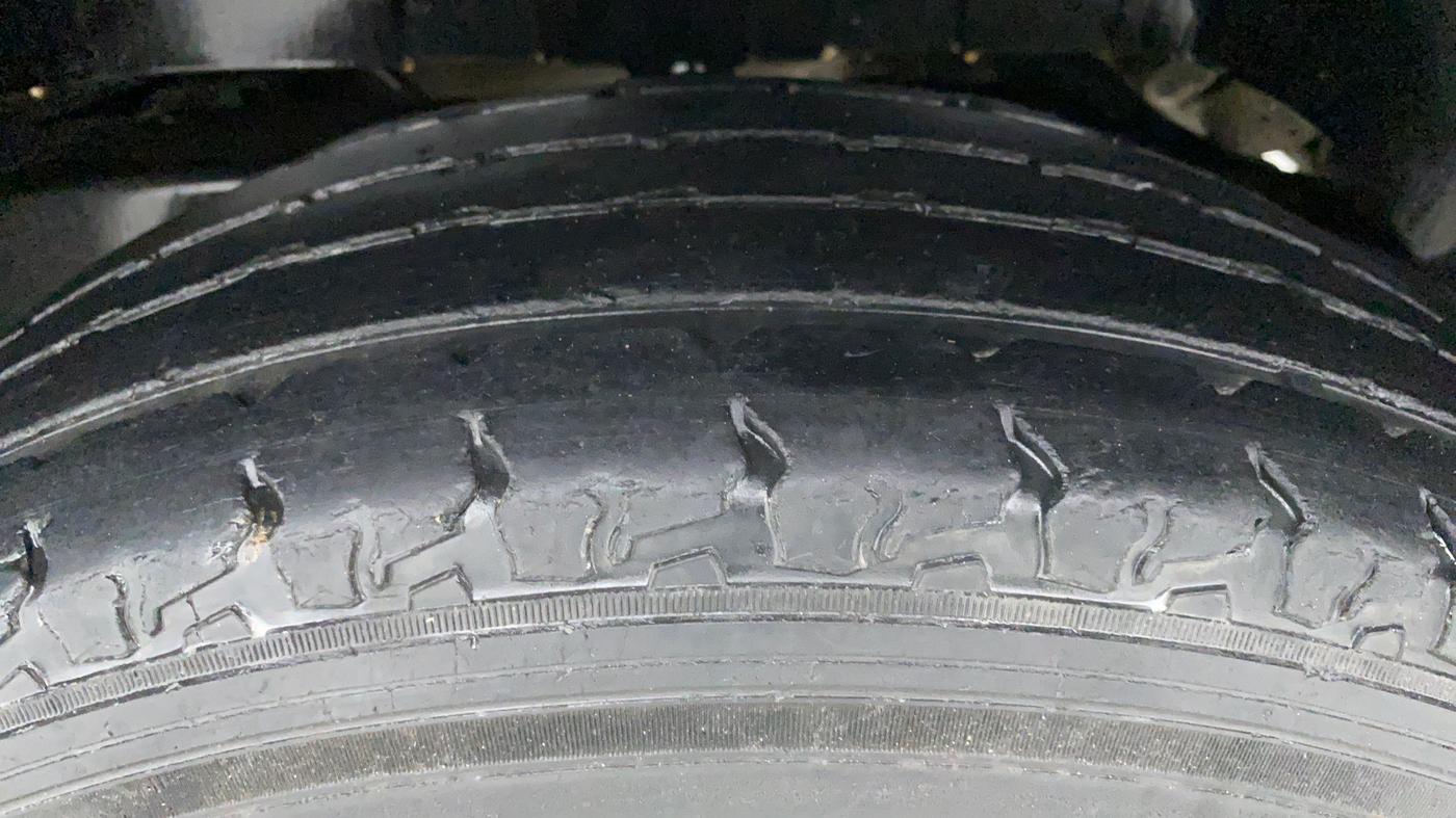 2017 Mahindra TUV300 T8, Diesel, Manual, 48,858 km, Left Rear Tyre Tread