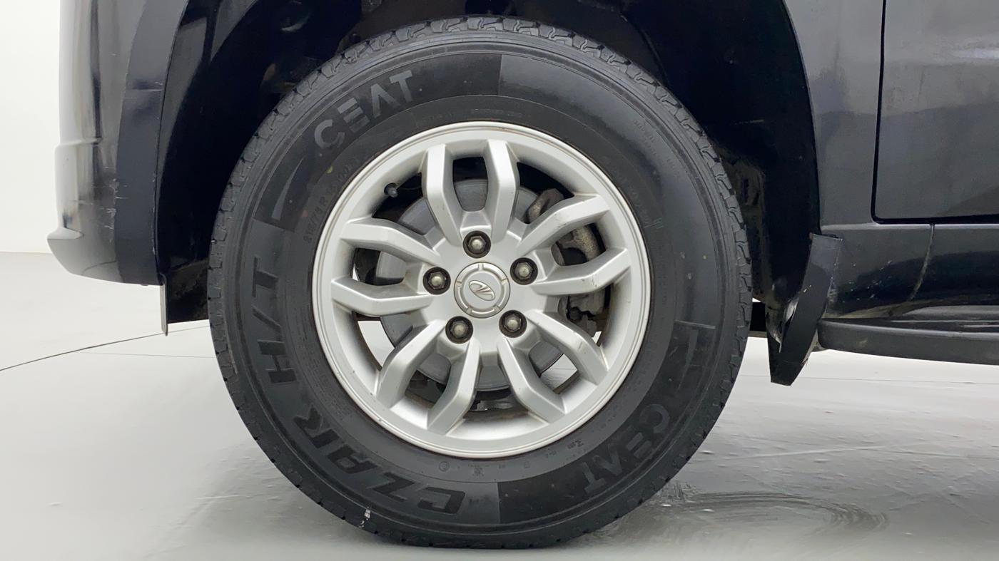 2017 Mahindra TUV300 T8, Diesel, Manual, 48,858 km, Left Front Wheel