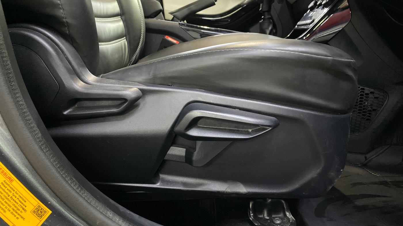 2025 Tata NEXON Pure Plus 1.2 iCNG 6MT, CNG, Manual, 12,630 km, Driver Side Adjustment Panel