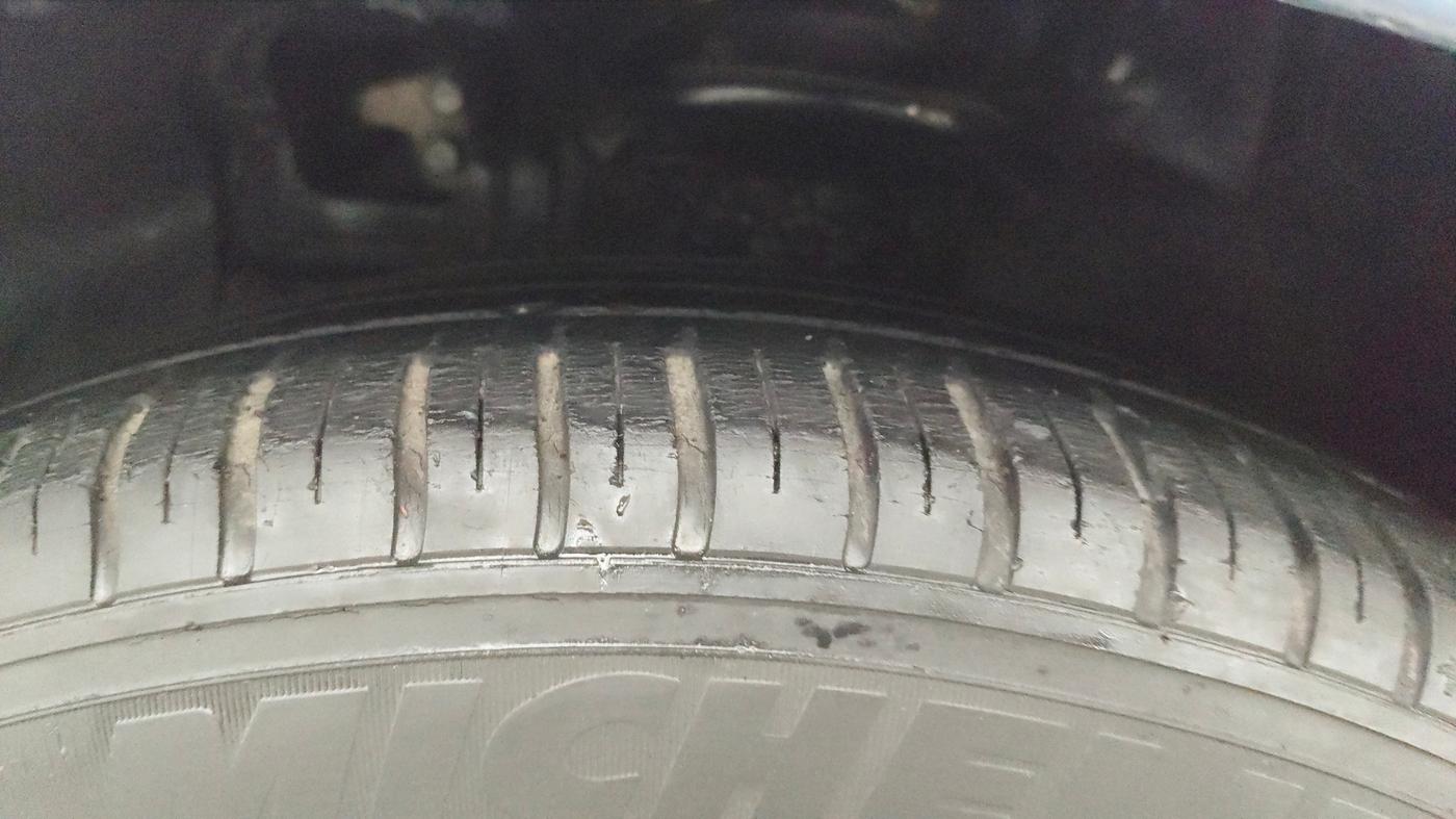 2014 Hyundai Xcent SX 1.2 (O), Petrol, Manual, 1,20,866 km, Left Front Tyre Tread