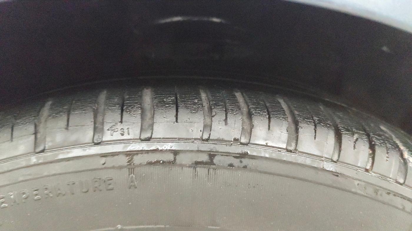 2014 Hyundai Xcent SX 1.2 (O), Petrol, Manual, 1,20,866 km, Right Front Tyre Tread