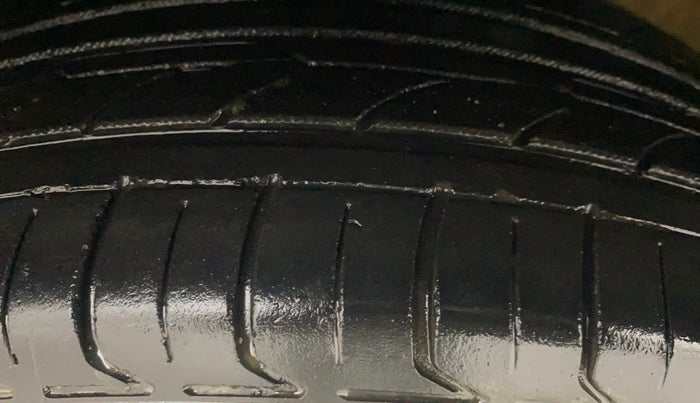 2016 Volkswagen Ameo HIGHLINE1.5L, Diesel, Manual, 69,246 km, Left Front Tyre Tread