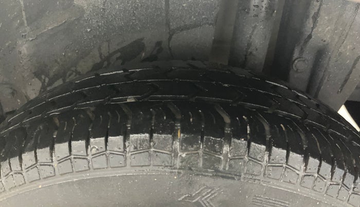 2016 Maruti Swift LXI (O), Petrol, Manual, 43,861 km, Left Rear Tyre Tread