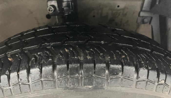 2016 Maruti Swift LXI (O), Petrol, Manual, 43,861 km, Right Front Tyre Tread