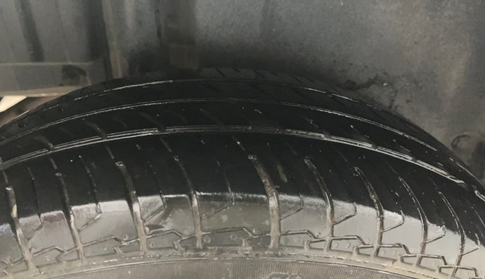 2016 Maruti Swift LXI (O), Petrol, Manual, 43,861 km, Right Rear Tyre Tread