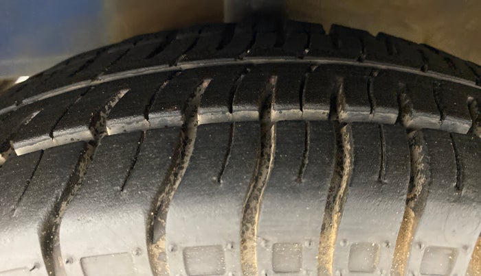 2015 Hyundai Eon D-LITE+, Petrol, Manual, 47,166 km, Left Front Tyre Tread