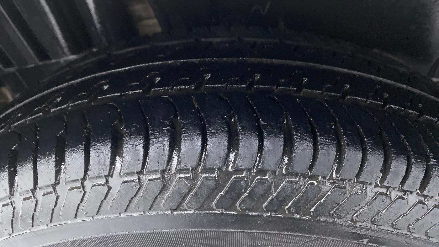 2013 Maruti Swift VXI, Petrol, Manual, 67,258 km, Right Rear Tyre Tread