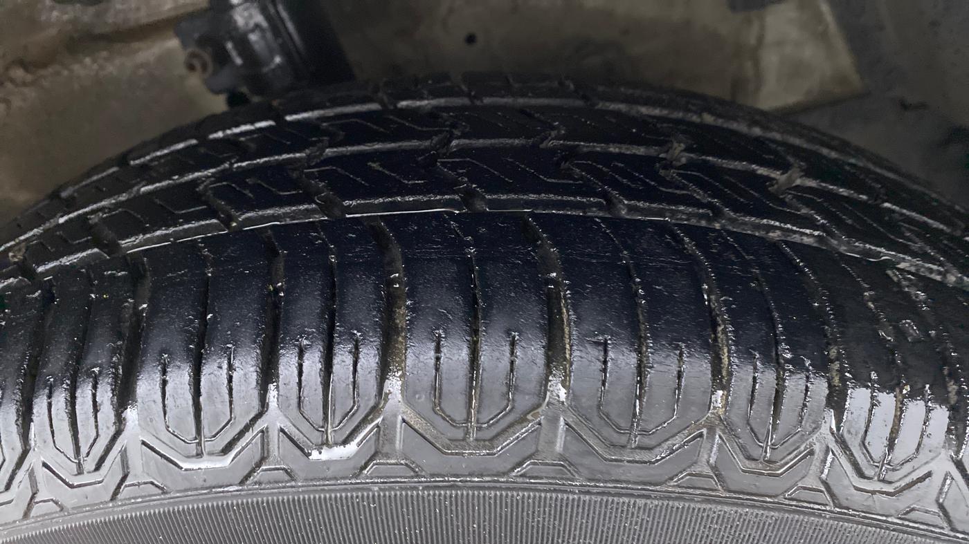 2013 Maruti Swift VXI, Petrol, Manual, 67,258 km, Right Front Tyre Tread
