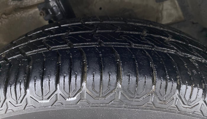 2013 Maruti Swift VXI, Petrol, Manual, 67,258 km, Right Front Tyre Tread