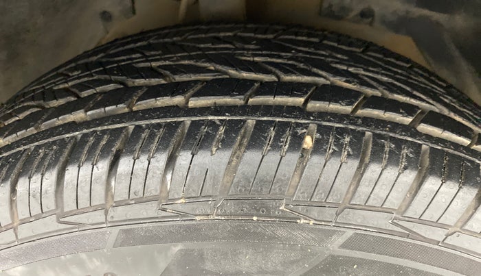 2017 Mahindra XUV500 W10 AT FWD, Diesel, Automatic, 93,913 km, Right Front Tyre Tread