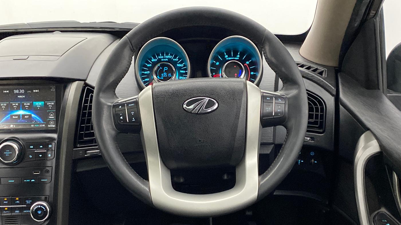 2017 Mahindra XUV500 W10 AT FWD, Diesel, Automatic, 93,913 km, Steering Wheel Close Up