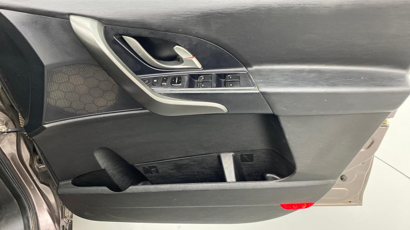 2017 Mahindra XUV500 W10 AT FWD, Diesel, Automatic, 93,913 km, Driver Side Door Panels Control