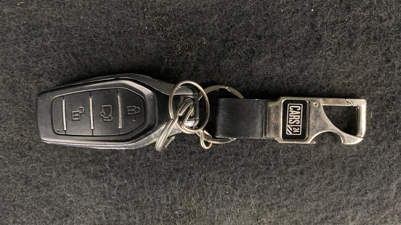 2017 Mahindra XUV500 W10 AT FWD, Diesel, Automatic, 93,913 km, Key Close Up