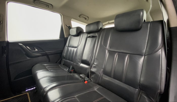 2017 Mahindra XUV500 W10 AT FWD, Diesel, Automatic, 93,913 km, Right Side Rear Door Cabin