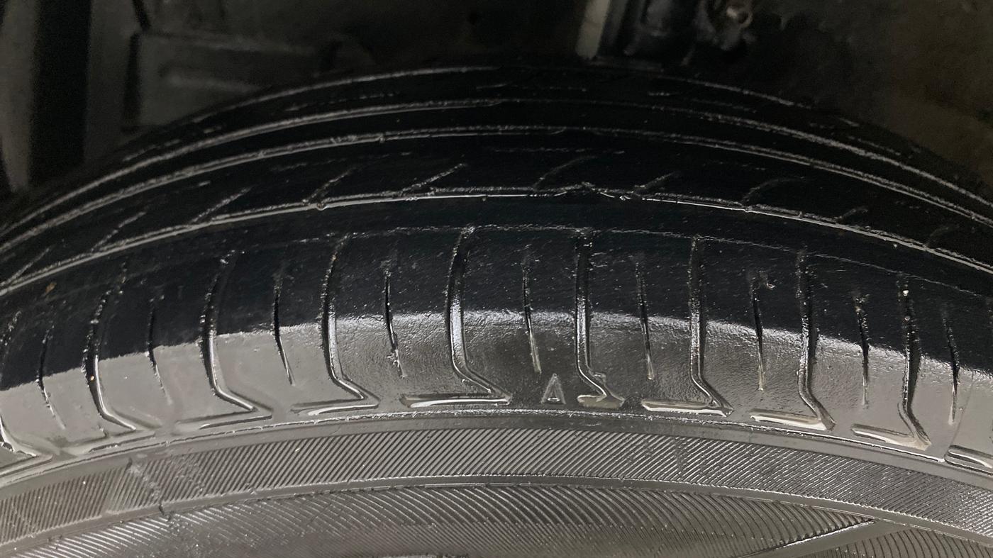 2014 Maruti Swift Dzire VDI, Diesel, Manual, 99,716 km, Left Front Tyre Tread