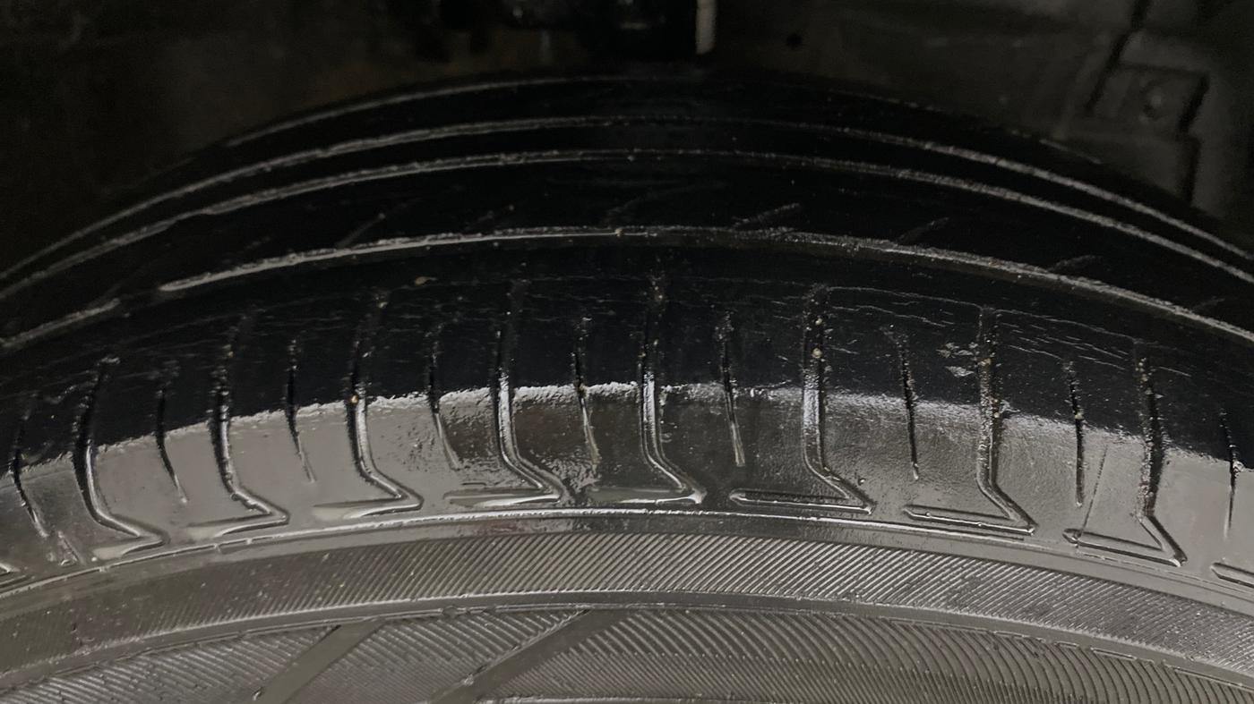 2014 Maruti Swift Dzire VDI, Diesel, Manual, 99,716 km, Right Front Tyre Tread