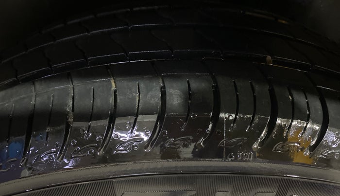 2015 Maruti Ciaz VDI+ SHVS, Diesel, Manual, 86,285 km, Left Rear Tyre Tread