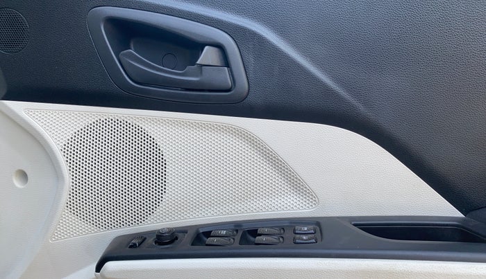 2024 Mahindra XUV 3XO MX3 Pro 1.2 L TCMPFi, Petrol, Manual, 15,478 km, Driver Side Door Panels Control