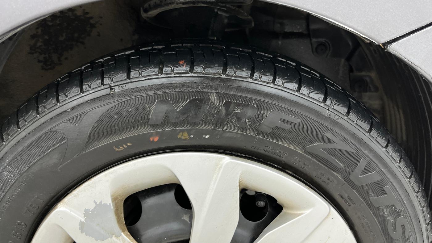 2014 Hyundai Eon MAGNA +, Petrol, Manual, 44,165 km, Right Front Tyre Tread
