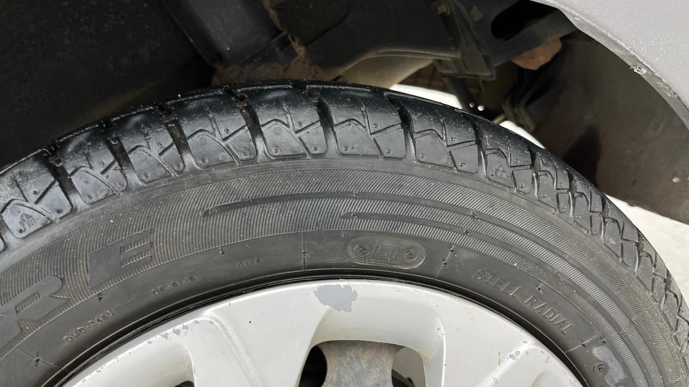2014 Hyundai Eon MAGNA +, Petrol, Manual, 44,165 km, Left Rear Tyre Tread