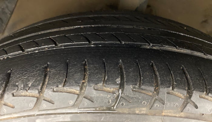 2013 Hyundai i20 MAGNA (O) 1.2, Petrol, Manual, 61,452 km, Left Front Tyre Tread
