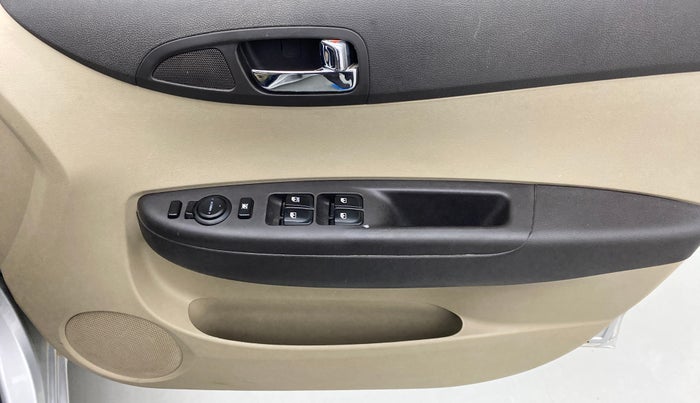 2013 Hyundai i20 MAGNA (O) 1.2, Petrol, Manual, 61,452 km, Driver Side Door Panels Control