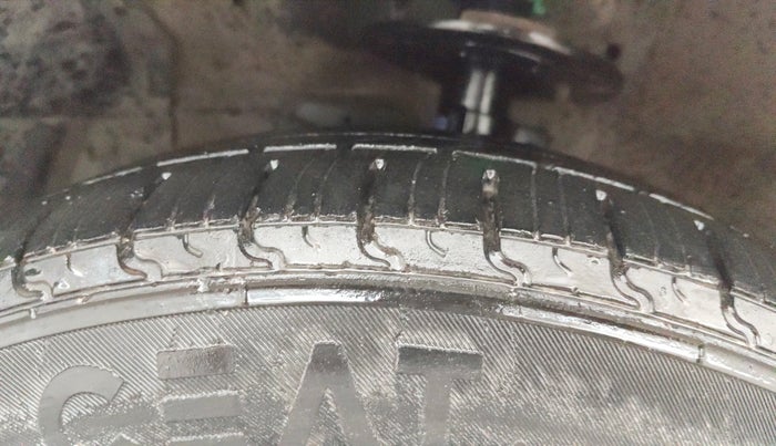 2018 Maruti Ciaz DELTA 1.5 SHVS MT PETROL, Petrol, Manual, 1,07,379 km, Left Front Tyre Tread