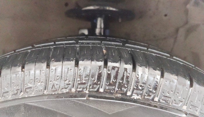 2018 Maruti Ciaz DELTA 1.5 SHVS MT PETROL, Petrol, Manual, 1,07,379 km, Right Front Tyre Tread