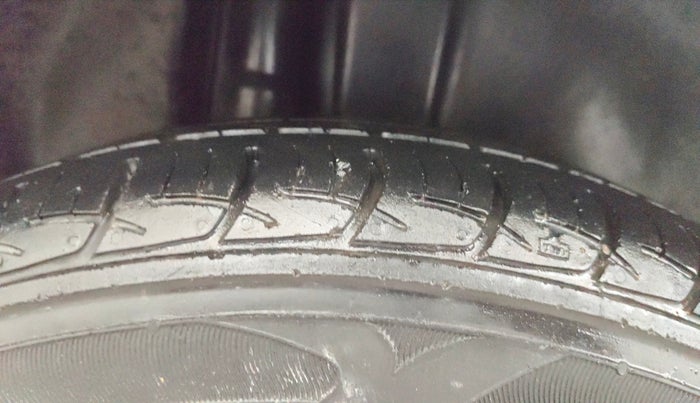 2018 Maruti Ciaz DELTA 1.5 SHVS MT PETROL, Petrol, Manual, 1,07,379 km, Right Rear Tyre Tread
