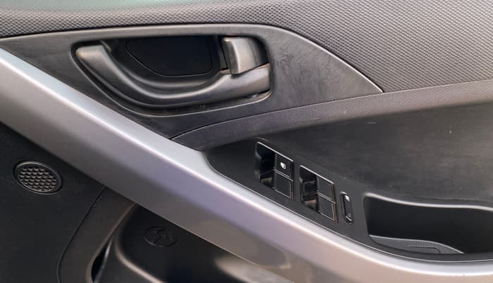 2022 Tata NEXON XM PLUS SUNROOF PETROL, Petrol, Manual, 1,04,237 km, Driver Side Door Panels Control