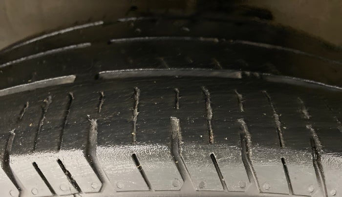 2015 Maruti Celerio VXI AGS, CNG, Automatic, 41,585 km, Left Front Tyre Tread