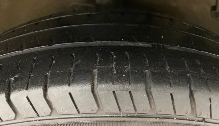2015 Maruti Celerio VXI AGS, CNG, Automatic, 41,585 km, Right Front Tyre Tread