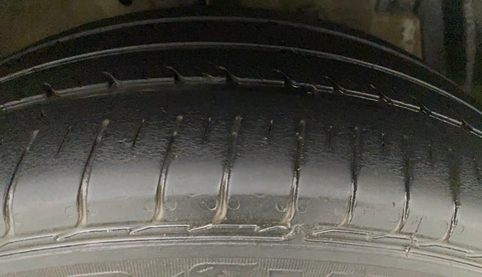 2013 Maruti Ertiga VXI CNG, CNG, Manual, 96,431 km, Right Front Tyre Tread