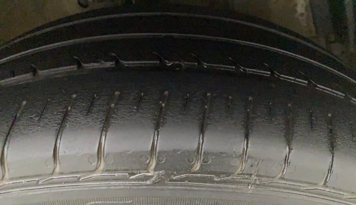 2013 Maruti Ertiga VXI CNG, CNG, Manual, 96,431 km, Left Front Tyre Tread