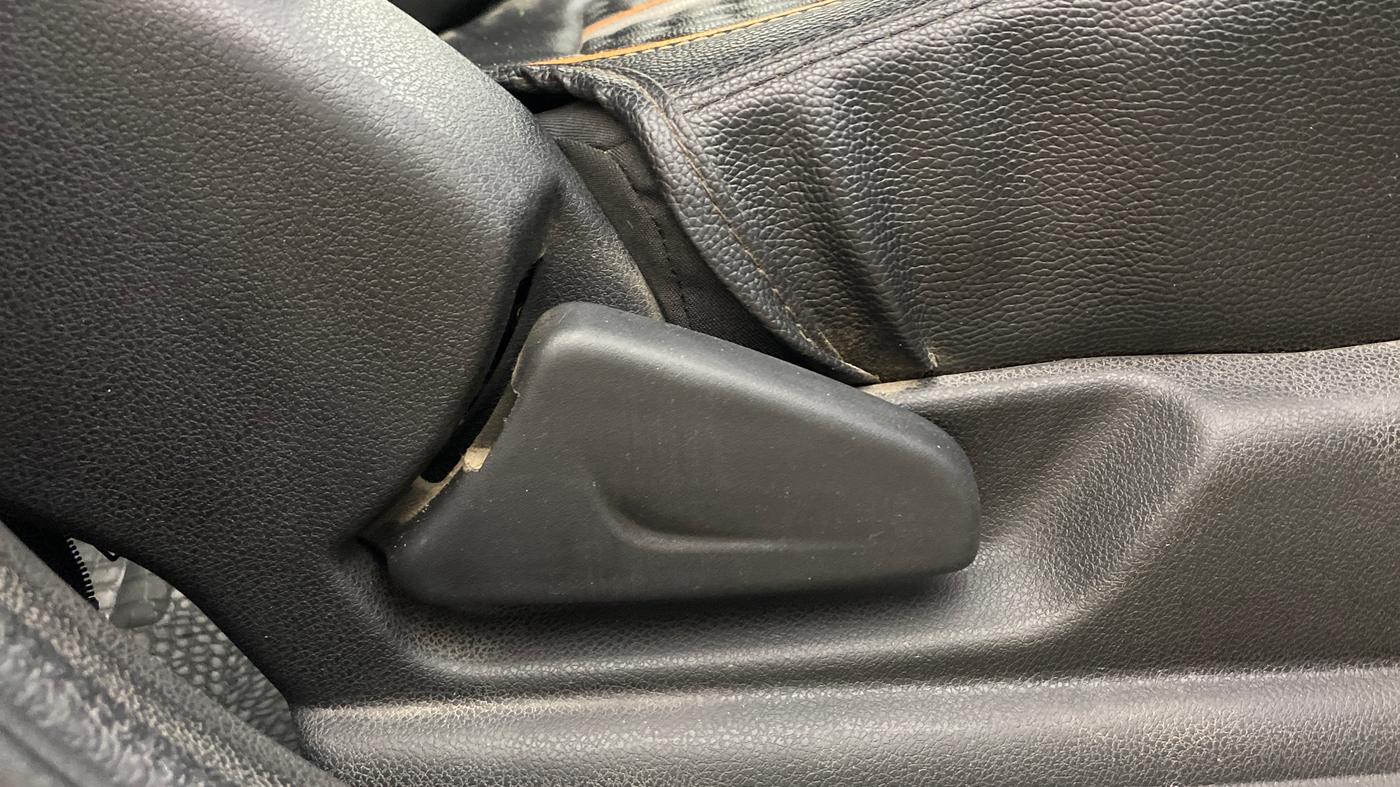 2018 Renault Kwid RXT 1.0 AMT, Petrol, Automatic, 68,300 km, Driver Side Adjustment Panel