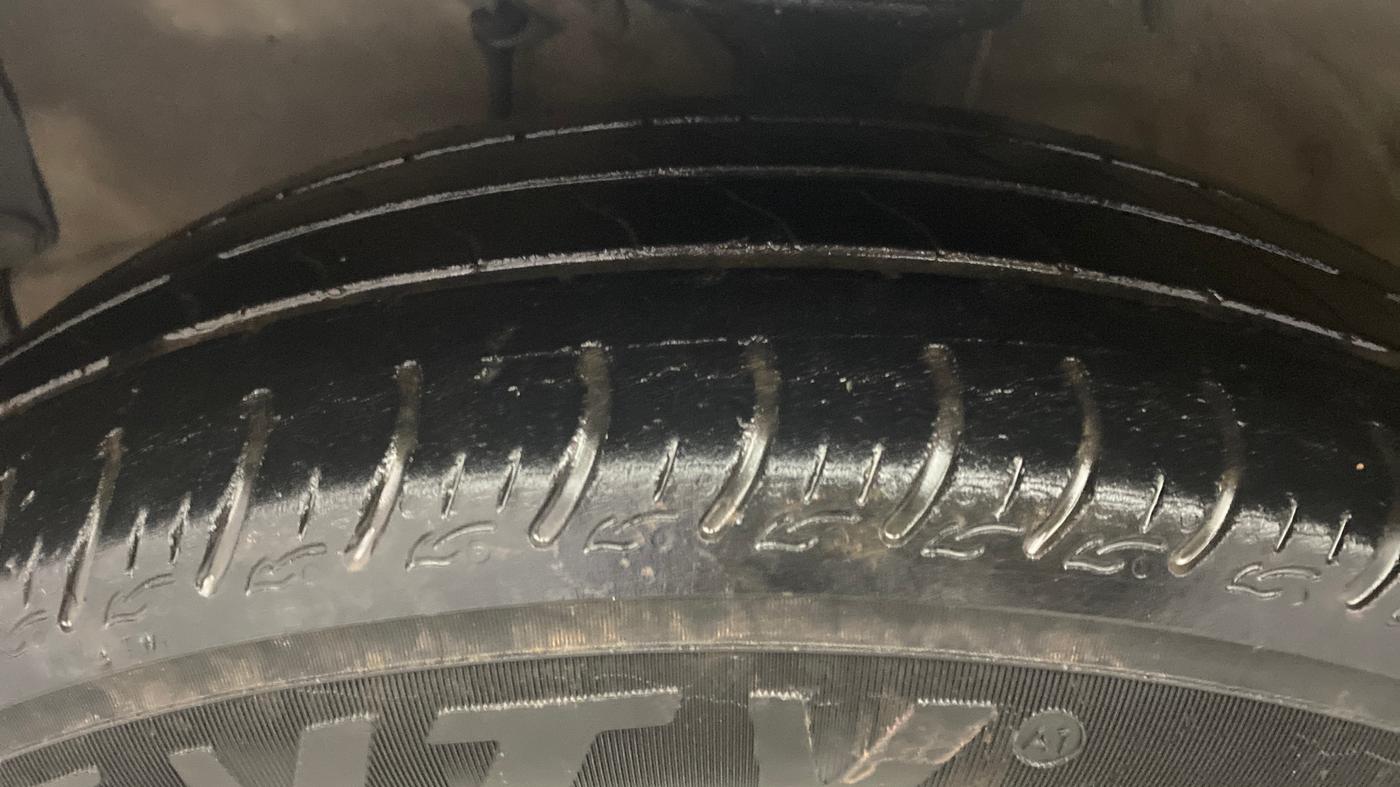 2017 Maruti Wagon R 1.0 VXI AMT, Petrol, Automatic, 94,144 km, Left Front Tyre Tread