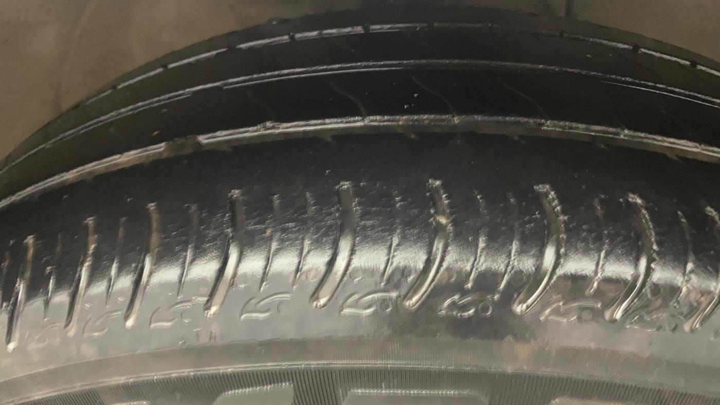 2017 Maruti Wagon R 1.0 VXI AMT, Petrol, Automatic, 94,144 km, Right Front Tyre Tread