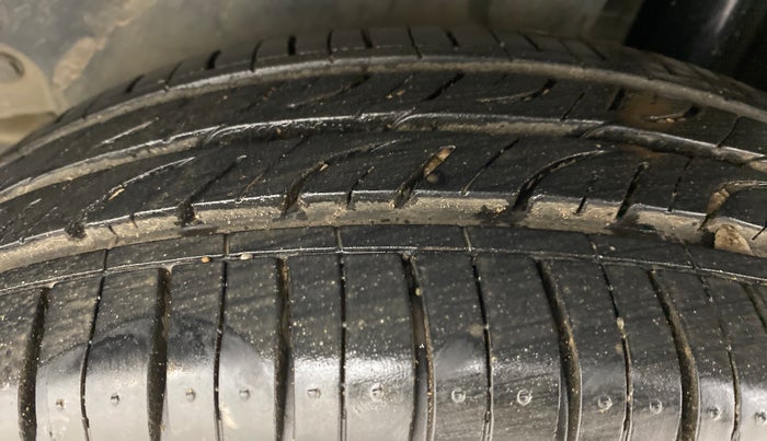 2012 Maruti Swift VXI, Petrol, Manual, 72,958 km, Left Rear Tyre Tread