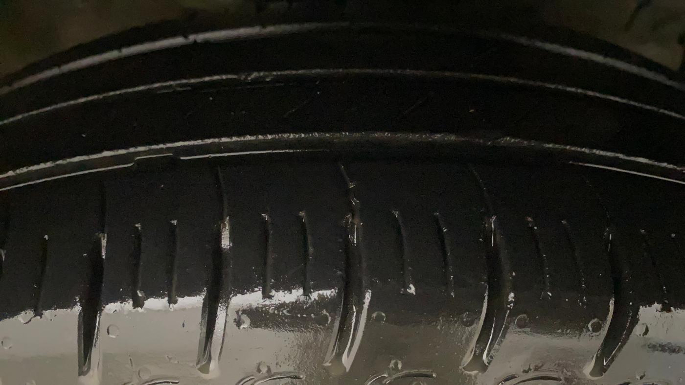 2016 Maruti Swift VXI O, Petrol, Manual, 67,906 km, Right Front Tyre Tread
