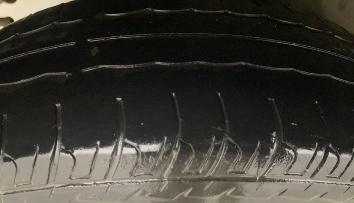 2016 Maruti Swift VXI O, Petrol, Manual, 67,832 km, Right Rear Tyre Tread