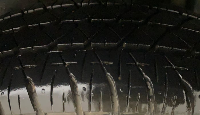 2016 Maruti Swift VXI O, Petrol, Manual, 67,832 km, Left Rear Tyre Tread