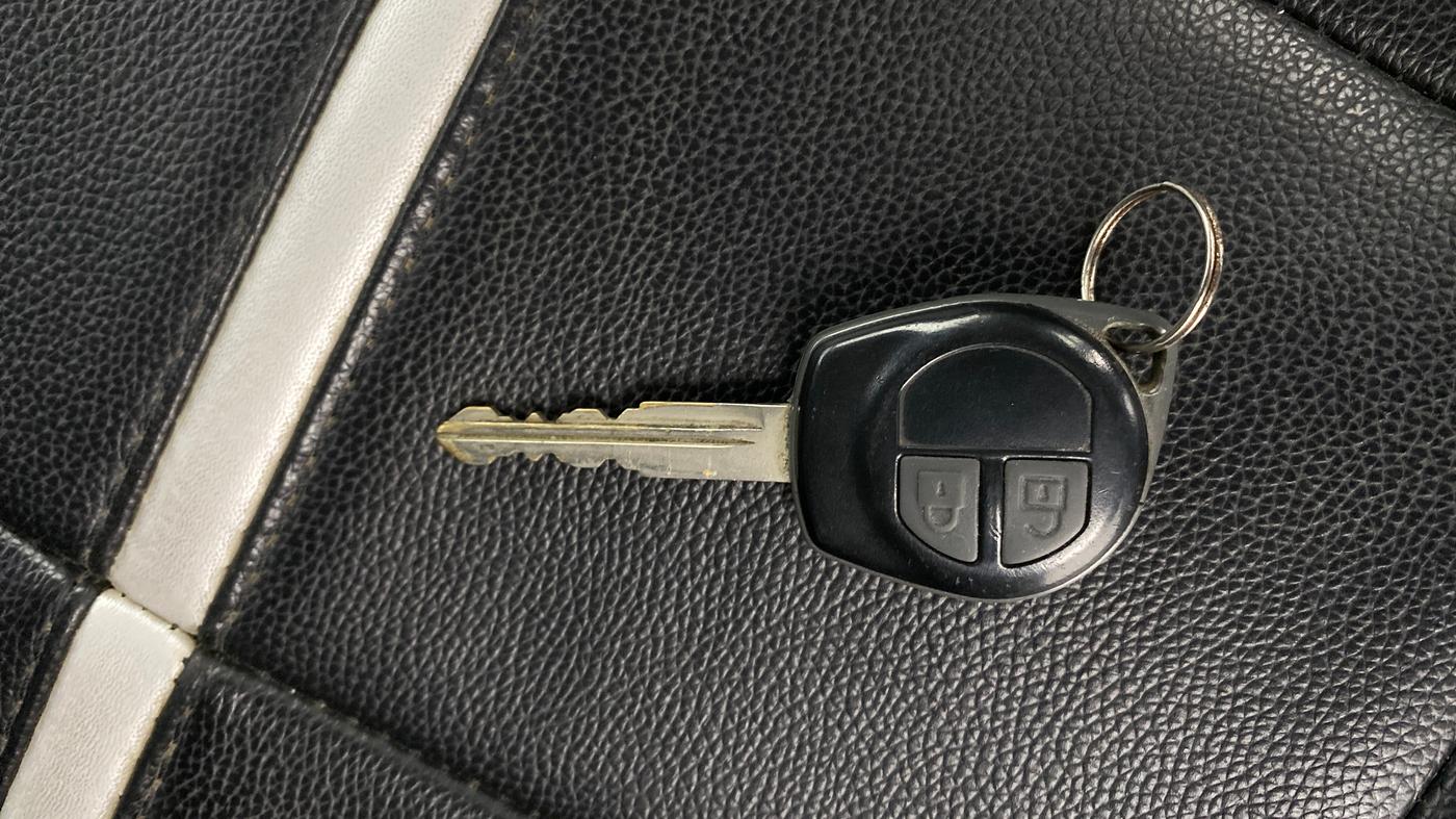 2015 Maruti Swift VXI, Petrol, Manual, 46,587 km, Key Close Up