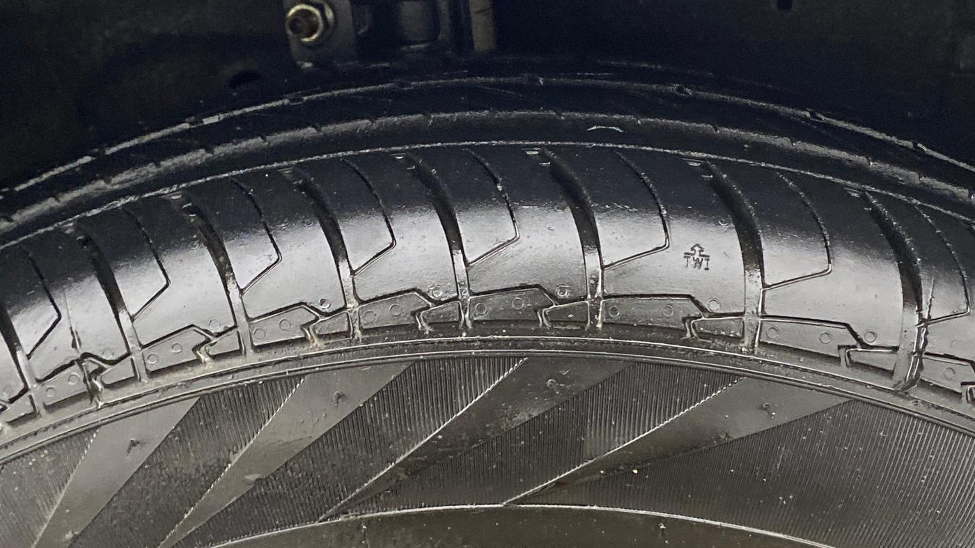 2015 Maruti Swift VXI, Petrol, Manual, 46,587 km, Right Front Tyre Tread