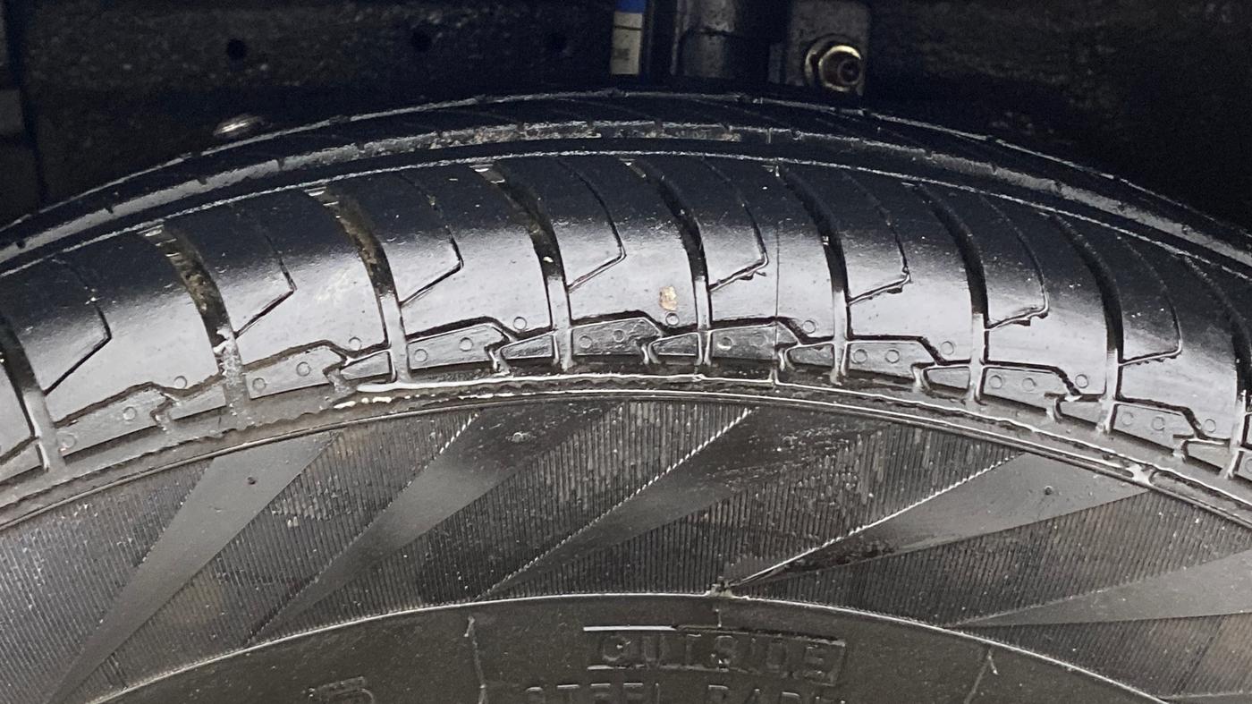 2015 Maruti Swift VXI, Petrol, Manual, 46,587 km, Left Front Tyre Tread