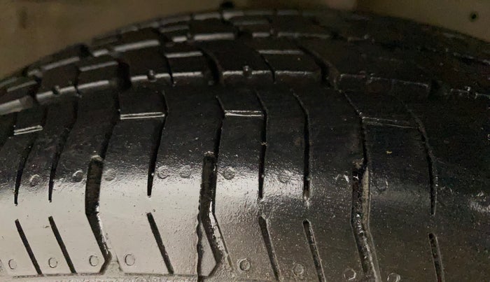 2015 Maruti Swift Dzire VXI, Petrol, Manual, 96,263 km, Right Front Tyre Tread