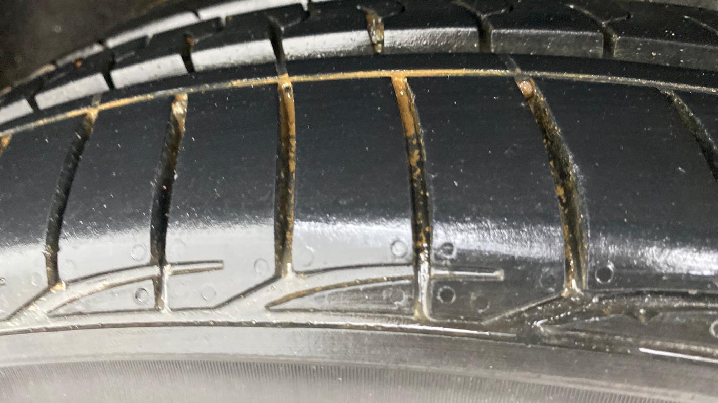 2017 Volkswagen TIGUAN HIGHLINE TDI AT, Diesel, Automatic, 1,05,693 km, Right Rear Tyre Tread