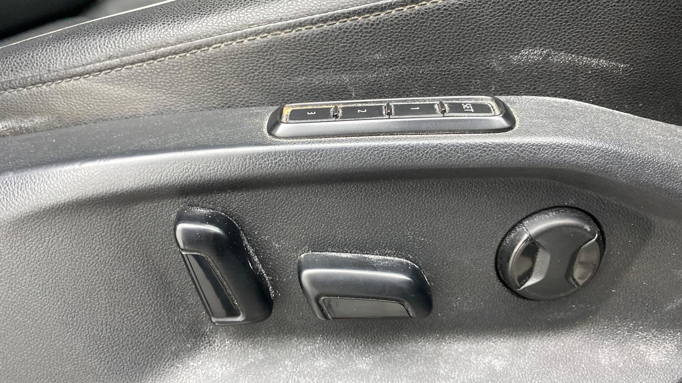 2017 Volkswagen TIGUAN HIGHLINE TDI AT, Diesel, Automatic, 1,05,693 km, Driver Side Adjustment Panel