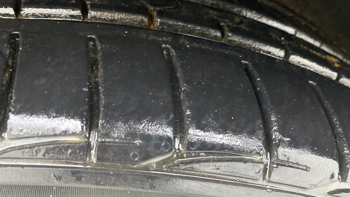 2017 Volkswagen TIGUAN HIGHLINE TDI AT, Diesel, Automatic, 1,05,693 km, Left Front Tyre Tread