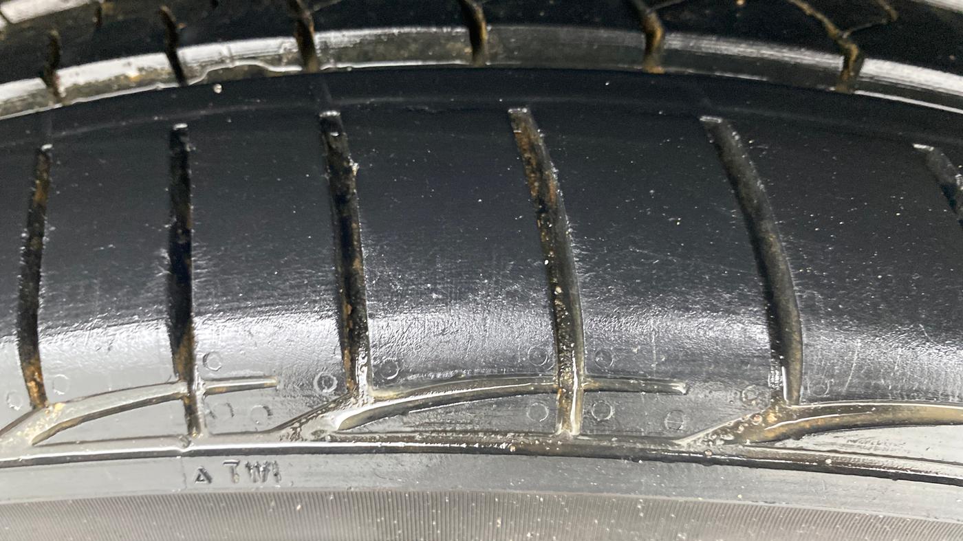 2017 Volkswagen TIGUAN HIGHLINE TDI AT, Diesel, Automatic, 1,05,693 km, Left Rear Tyre Tread