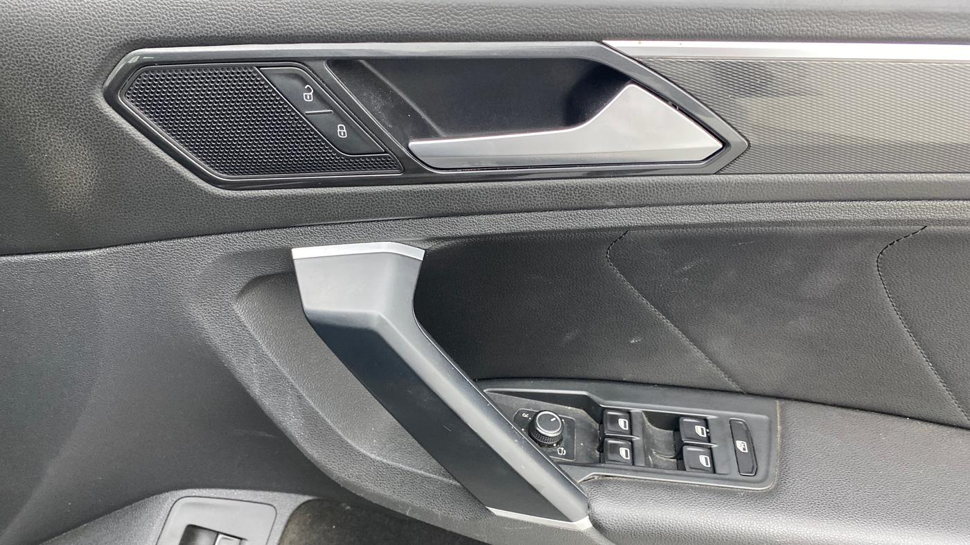 2017 Volkswagen TIGUAN HIGHLINE TDI AT, Diesel, Automatic, 1,05,693 km, Driver Side Door Panels Control